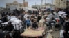 Un palestino transporta sacos de ayuda humanitaria en un carro frente al centro de distribución de la Agencia de las Naciones Unidas para los Refugiados de Palestina en Oriente Medio (UNRWA), en Rafah, al sur de la Franja de Gaza, el 3 de marzo de 2024.