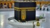 Petugas keamanan berdiri di depan Ka'bah, Masjidil Haram, Mekah, Arab Saudi, pada bulan Ramadan di tengah pandemi Covid-19, 19 Mei 2020. (Foto: dok).