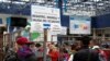 Ciudadanos venezolanos y otros migrantes esperan en la frontera con Colombia, en el puesto de control del puente de Rumichaca, en Ecuador, 24 de agosto de 2019.