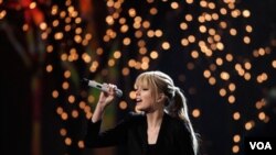 Taylor Swift se convierte en la más joven en recibir el reconocimiento de Billboard.
