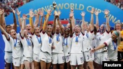 Les Américaines célébrant leur titre de championnes du monde à Lyon en France, le 7 juillet 2019.