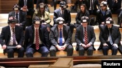 Penasihat Keamanan Nasional Amerika John Bolton (dua dari kiri) mengenakan VR saat berada di kompleks terowongan Tembok Barat (Western Wall), Kota Tua Yerusalem, 6 Januari 2019.