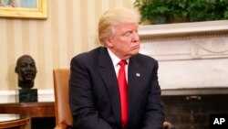 Donald Trump lors de sa rencontre avec Barack Obama au Bureau Ovale de la Maison Blanche, 10 novembre 2016.