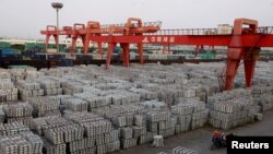 Gudang baja di Wuxi, provinsi Jiangsu, China, 26 September 2012. Hari Jumat (2/3) China memperingatkan "dampak besar" pada perdagangan jika AS menerapkan tarif pada impor baja dan aluminium.