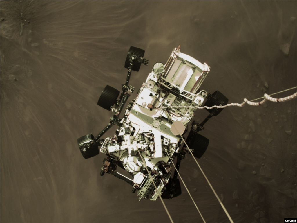 Momento en que el Perseverance aterriza en Marte, el 18 de febrero de 2021. Una c&#225;mara a bordo de la etapa de descenso captur&#243; esta toma. [Foto NASA/JPL-Caltech]
