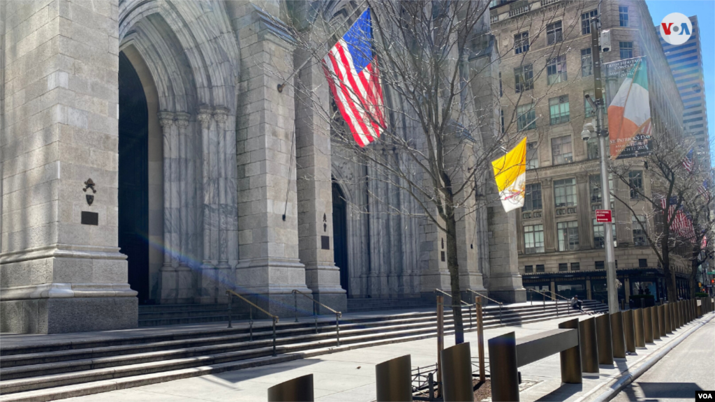 La catedral de la ciudad de Nueva York podrá servirá para atender a cientos de pacientes durante el brote de coronavirus. Las bancadas que normalmente están bajo su alto techo fueron retiradas para dar lugar a un hospital de campaña.