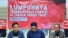 Peneliti ICW Kurnia Ramadhana merilis catatan akhir tahunnya mengenai pemberantasan korupsi di kantornya, Minggu, 29 Desember 2019. (Foto: VOA/Fathiyah)
