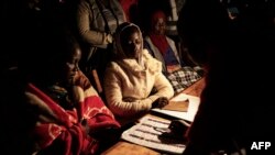 
Les agents de la Commission électorale du Malawi se préparent à dépouiller les bulletins de vote, Lilongwe, Malawi le 21 mai 2019.
