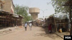 Un marché à Ndjamena le 24 février 2016 lors de la journée ville-morte organisée par la plateforme Ça Suffit. (VOA/André Kodmadjingar)