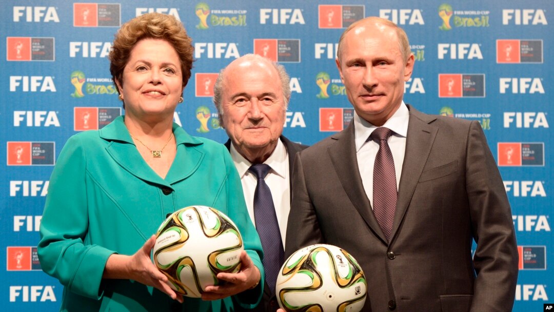 Chủ tịch Brazil Dilma Rousseff (trái), chủ tịch FIFA Sepp Blatter, giữa, và Tổng thống Nga Vladimir Putin trong lễ chuyển giao chính thức quyền đăng cai World Cup 2018 cho Nga.