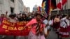 Mujeres protestan contra el gobierno de la presidenta Dina Boluarte durante una marcha con motivo del Día Internacional de la Mujer, en Lima, Perú, el miércoles 8 de marzo de 2023. 