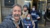 Esta imagen publicada por Fox News Channel muestra al camarógrafo Pierre Zakrzewski durante una misión con sus colegas, el corresponsal de Fox News Steve Harrigan y el productor sénior con sede en Jerusalén Yonat Friling, al fondo a la derecha, en Kiev.