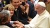 Le Pape François salue les fidèles lors de son audience des participants au Congrès National de la Fédération Italienne des Maîtres du Travail, à Aula Paolo VI au Vatican, le 15 juin 2018.