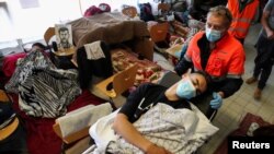 Omor Belil, seorang pencari suaka yang merupakan salah satu migran yang menuntut akses ke perawatan kesehatan, dibawa ke rumah sakit setelah mogok makan selama berminggu-minggu di kampus Universitas ULB di Brussel, Belgia.