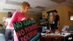 Activistas del grupo Codepink han estado acampando en la embajada venezolana en Washington, cerrada desde el 10 de abril.