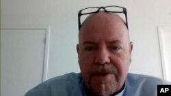 En este fotograma, Steve Kramer habla durante una entrevista el lunes 26 de febrero de 2024 desde Miami.