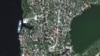 Citra satelit menunjukkan pemandangan sebelum rumah-rumah terendam banjir di sepanjang Sungai Dnipro di tenggara Kherson, Ukraina, pada 6 Juni 2023. (Foto: Maxar Technologies via REUTERS)