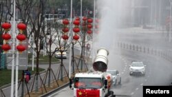 武漢工人在街道上噴灑消毒藥水以抗擊新冠疫情。（2020年2月10日）