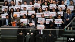 Le militant et chef de file de la société civile Anerkennung Jetzt (Recognition Now), Ilias Uyar (Bottom 2nd R), rréagit après que les députés aient voté pour la reconnaissance du génocide arménien à Berlin le 2 juin 2016.