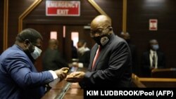 L'ancien président sud-africain Jacob Zuma se désinfecte les mains à la Haute Cour de Pietermaritzburg, à Pietermaritzburg, en Afrique du Sud, le 23 juin 2020. (Photo: KIM LUDBROOK / POOL / AFP) 