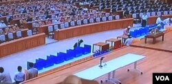 NLD leader Aung San Suu Kyi casts ballot for president. She was followed by 651 other lawmakers, March 15, 2016. (S. Herman/VOA)