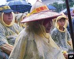 台湾总统府前 农民抗议政府强征土地