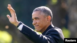 Presiden Barack Obama melambaikan tangan di Gedung Putih sebelum pergi ke Portland (30/10). (Reuters/Yuri Gripas)