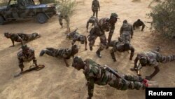 Des militaires nigériens en formation à Diffa, Niger, le 5 mars 2014