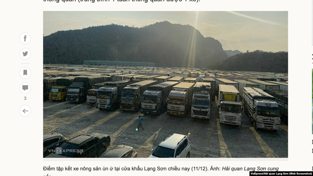 Xe công chở nông sản tập kết ở cửa khẩu Lạng Sơn chờ thông quan sang Trung Quốc