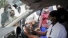 Rebecca Makyeli, kanan, melatih pengemudi baru dalam keterampilan bela diri di Kampala, Uganda, 28 September 2020. (Foto: AP)