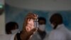 Un médico muestra un frasco vacío de la vacuna experimental Soberana 02 para COVID-19 que se está desarrollando en el Centro de Inmunidad Molecular durante un recorrido por los medios de comunicación de la instalación en La Habana, Cuba. Febrero 25, 2021.