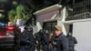 La policía irrumpe en la embajada de México en Quito, Ecuador, el viernes 5 de abril de 2024. La redada tuvo lugar horas después de que el gobierno mexicano concediera asilo político al exvicepresidente ecuatoriano Jorge Glas, buscado por presuntos actos de corrupción.