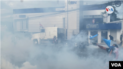 Manifestantes y la policía chocan durante una protesta frente a la Casa Presidencial en San José, Costa Rica, el 12 de octubre de 2020.