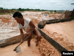 Seorang penambang sedang memisahkan pasr timah di sebuah tambang timah di Bangka (REUTERS/Beawiharta)