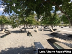 El monumento a las víctimas de los ataques del 11 de septiembre de 2001 en el Pentágono, en Arlington, Virignia, permanece abierto las 24 horas del día todos los día del año.