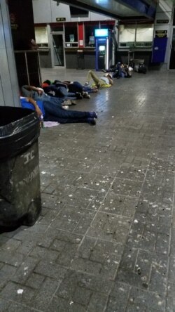 Muchos nicaragüenses tuvieron que dormir en puesto fronterizo de Paso Canoas para cruzar en bus Costa Rica y llegar a su país.