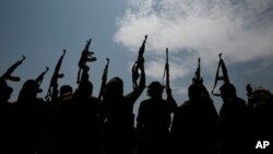 Suku-suku lokal pendukung pemberontak Houthi mengangkat senjata dalam aksi unjuk rasa di Sanaa, Yaman (foto: dok). 