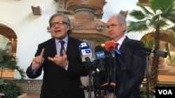 El secretario general de la OEA, Luis Almagro da la bienvenida al líder opositor venezolano Antonio Ledezma en la sede de la organización internacional, en Washington.[Foto: Irene Serrano, VOA].