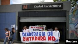 Simpatizantes del partido de oposición de Venezuela protestan en la salida del metro, exigiendo democracia en Venezuela. 