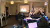 Marcos Medina, Jefe de Prensa de Canal 12, explica los retos de informar hoy en Nicaragua a sus colegas exiliados en Costa Rica. [Foto: Armando Gómez]
