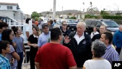 Le président Donald Trump et le gouverneur de Porto Rico Ricardo Rosselló, au centre, dans le quartier de Guaynabo, Porto Rico, le 3 octobre 2017. 