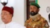 Le colonel Assimi Goita, chef de la junte militaire malienne, se tient derrière le président nigérien Mahamadou Issoufou après la réunion consultative de la Communauté économique des États de l'Afrique de l'Ouest à Accra, au Ghana, le 15 septembre 2020.