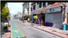 Una de las calles de Cotacachi, Ecuador, con tiendas y pintorescos restaurantes que le dan la bienvenida a los extranjeros.