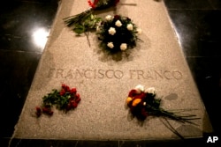 Archivo - La tumba del exdictador español Francisco Franco en la basílica en el Valle de los Caídos en las afueras de Madrid, el 24 de agosto de 2018.
