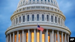 ARCHIVO - Una bandera de EEUU ondea frente a la cúpula del Capitolio en Washington, el 6 de noviembre de 2018. 