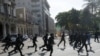 Miembros de la Brigada Especial del Ministerio del Interior, conocidos como "boinas negras", salen en apoyo a los partidarios del gobierno en La Habana, Cuba, durante las manifestaciones del 11 de julio de 2021.