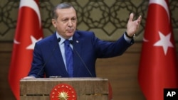 FILE - Turkish President Recep Tayyip Erdogan addresses a meeting of local administrators at his palace in Ankara, March 16, 2016. Ebru Umar, a well-known columnist for the Dutch Metro newspaper, was arrested by Turkish police at her home in Turkey after she insulted President Recep Tayyip Erdogan on Twitter.