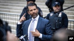 Donald Trump Jr. habla con la prensa a la salida de la Corte Suprema de Nueva York, el 13 de noviembre de 2023, durante el juicio civil por fraude contra su padre, el expresidente Donald Trump. 