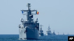 Sejumlah kapal perang Pakta Pertahanan Atlantik Utara (NATO) membentuk formasi perang dalam latihan militer Sea Breeze 2021 di Laut Hitam, Sabtu, 9 Juli 2021. 