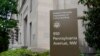 Departamento de Justicia revisa posibles documentos clasificados en centro Biden